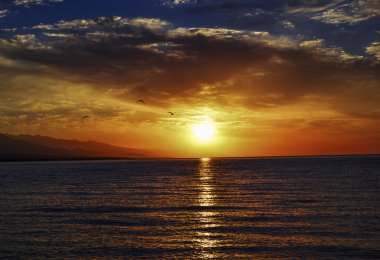 Issyk-Kul Gölü. Sunrise