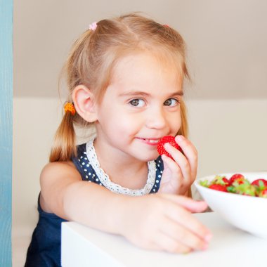 sevimli küçük kız çilek yeme