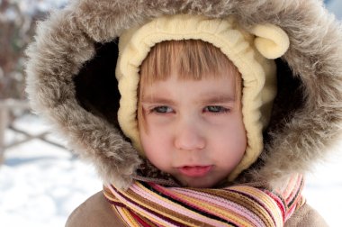 sevimli küçük kız açık yürüyüş