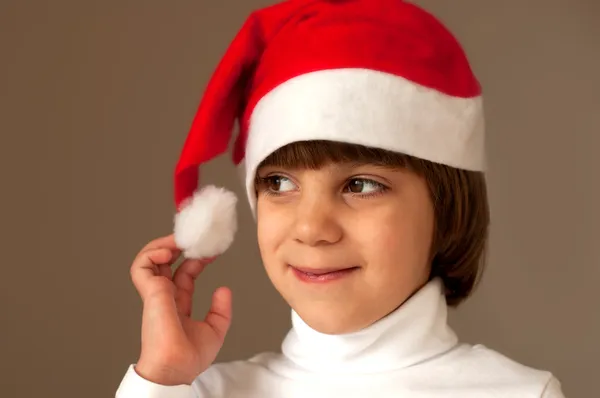 Fille touchant sa casquette de Noël — Photo