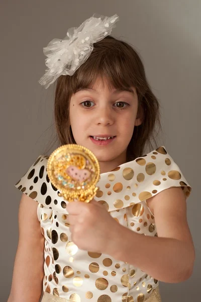 Menina bonita 4years olhando em um espelho — Fotografia de Stock