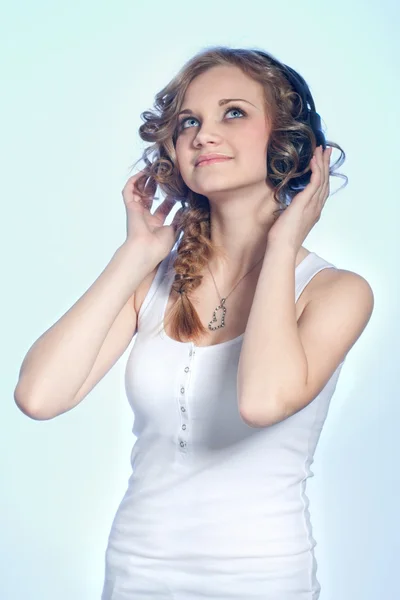 Attraktiva flicka med hörlurar — Stockfoto
