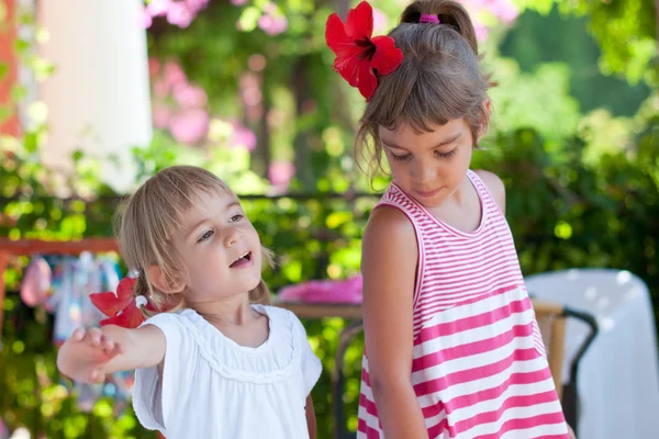 Two cute little sisters summer outdoor portrait — Stock Photo, Image