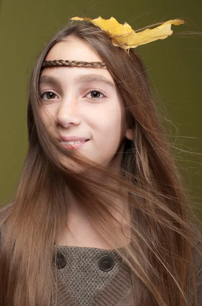 Chica sonriente con hojas amarillas en el pelo —  Fotos de Stock