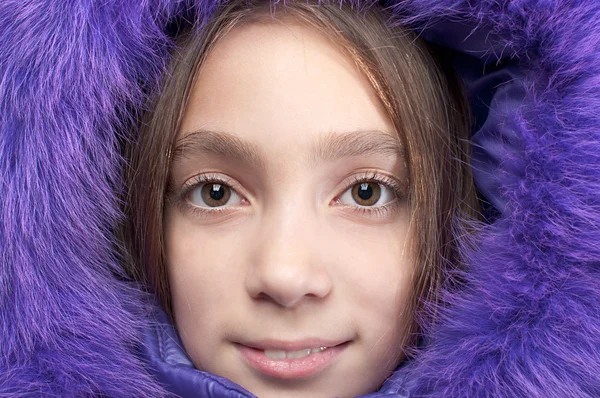 Mosolygó lány visel prémes kapucnival — Stock Fotó