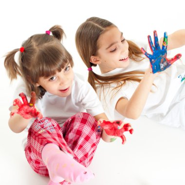 arka plan beyaz parmak renklerle oynuyorlar iki mutlu kız