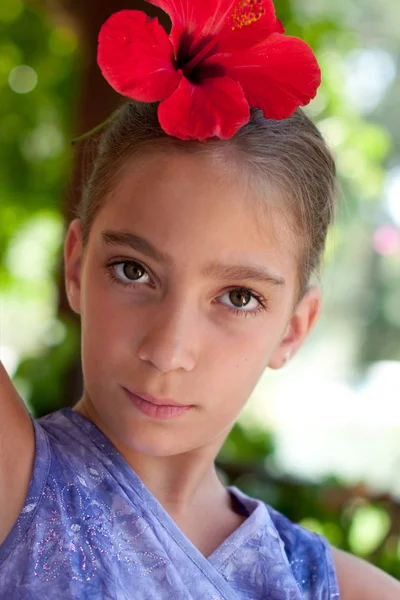 Porträt eines Mädchens, das eine Blume im Haar trägt — Stockfoto