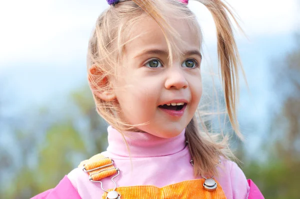 Felice stupito carina bambina primavera ritratto all'aperto — Foto Stock