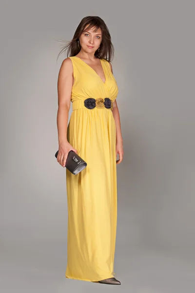 Hermosa mujer de moda en vestido largo amarillo. Captura de estudio . —  Fotos de Stock