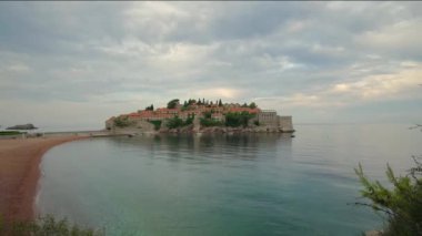 Deniz kenarında taş köprüsü olan harika bir ada.