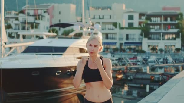 Zomer sport training outdoor: fitness vrouw doet oefeningen in de haven — Stockvideo