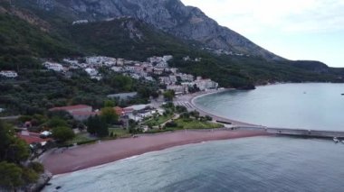Şehrin küçük yerleşim alanına sahip deniz manzaralı bir yer. Karadağ 'da Sveti Stefan.