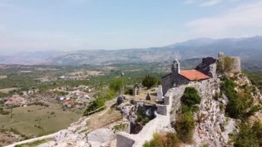 Küçük bir alanı olan eski bir kilise.