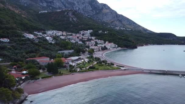 Flygfoto över stranden med små bostadsområde i staden. Sveti Stefan i Montenegro. — Stockvideo