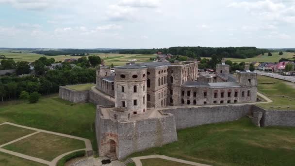 Palácio antigo com uma grande área nos arredores da cidade. Castelo de Krzyztopor na Polónia. — Vídeo de Stock