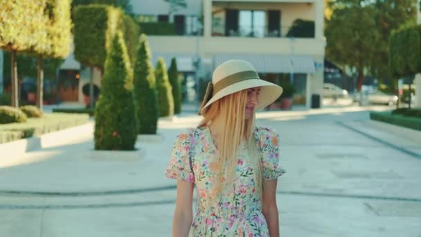Glimlachende jonge vrouw lopen en op zoek naar een nieuwe plaats — Stockvideo