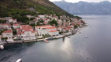 Güzel monoton binaların mimarisine sahip sahil şehri. Karadağ 'da Perast' in Havadan Görünümü.