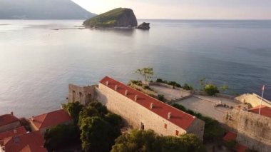 Kuşlar, kırmızı çatıları olan güzel parlak evleri görür. Karadağ 'ın eski Budva kentinin insansız hava aracı vuruldu.