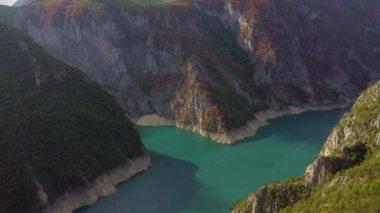 Gök mavisi nehri olan dağ vadisine kuşların bakışı