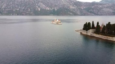 Küçük, eski bir kilisesi ve denizde ağaçları olan küçük bir ada.