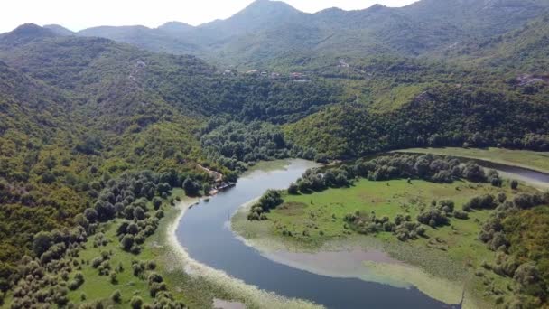 Drone utsikt över bergen och floden i dalen — Stockvideo