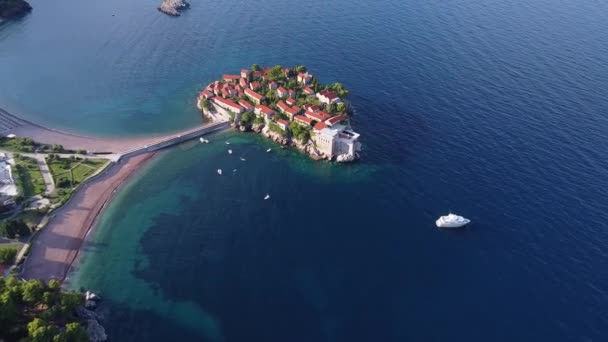 해안 지역 과작은 섬으로 이루어진 해저 공간을 공중에서 내려다본 모습 — 비디오