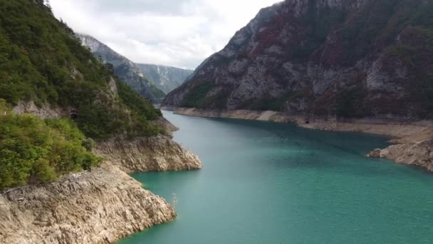 산들 사이 로화 산하는 강 상공을 비행하는 모습 — 비디오