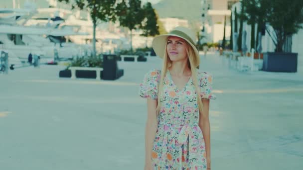 Szőke fiatal nő kék szemekkel sétál a városközpontban — Stock videók