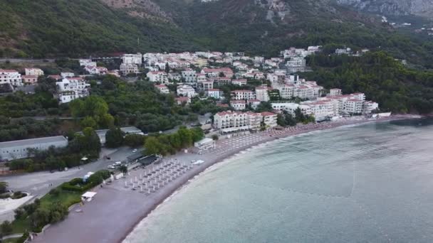 European resorts with beaches located at the foot of the mountains — Stockvideo