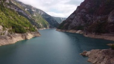 Dağ vadisinden akan masmavi nehir.