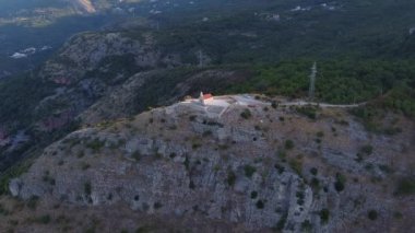 Dağların arasında eski bir geçmişi olan küçük bir kilise.