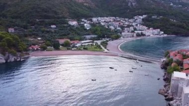 Şehrin küçük yerleşim alanına sahip deniz manzaralı bir yer. Karadağ 'da Sveti Stefan.