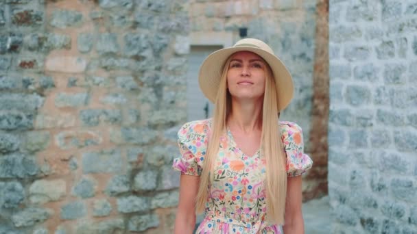 Wakacje: blondynka w kapeluszu do zwiedzania — Wideo stockowe