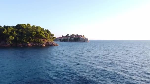 Volando a la vieja isla sobre el mar — Vídeo de stock