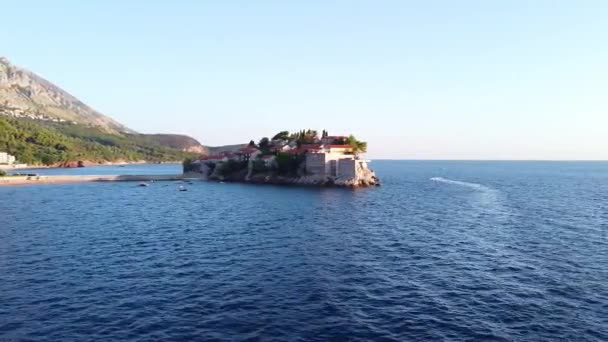 Vista dal drone sulla forma dell'isola nel mare — Video Stock