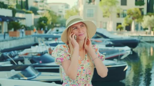 Крупним планом красива блондинка з блакитними очима розмовляє на смартфоні — стокове відео