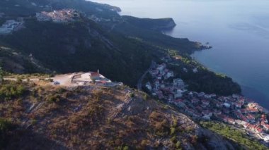 Kıyıdaki dağ vadisinden uçarak