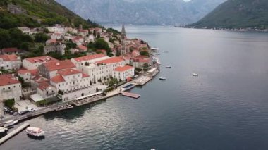 Güzel monoton binaların mimarisine sahip sahil şehri. Karadağ 'da Perast' in Havadan Görünümü.