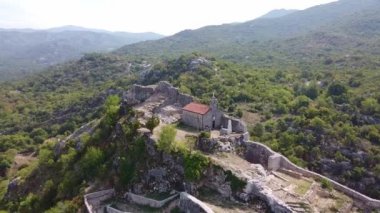 Kayalık dağın tepesindeki antik kilise.