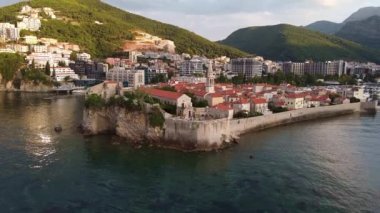 Şehrin tarihi kısmı insansız hava aracı tarafından deniz tarafından yıkanmış. Karadağ 'ın eski Budva kentinin insansız hava aracı vuruldu.
