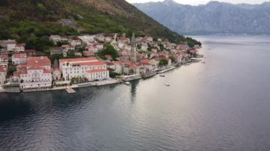 Otantik mimarisi olan bir şehrin havadan görünüşü. Karadağ 'da Perast' in Havadan Görünümü.