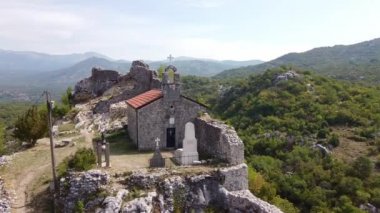 Taştan kilise kayanın tepesinde kırmızı fayanslar var.