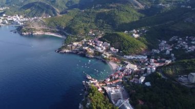 Deniz kıyısındaki tatil kasabasının kuş bakışı manzarası