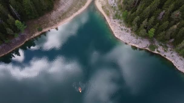 Vlieg over blauwe meren waarin de lucht wordt weerspiegeld — Stockvideo