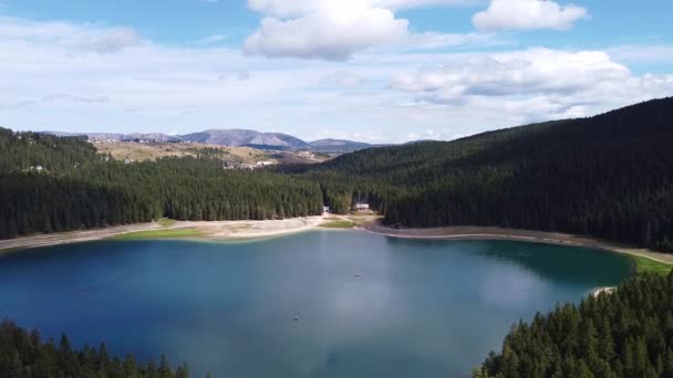 Panorama utsikt över stor sjö omgiven av barrskog — Stockvideo