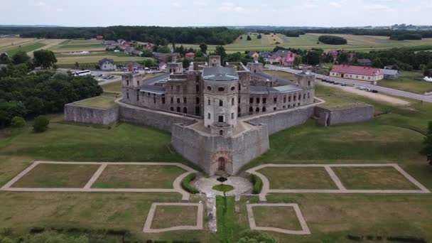 Úžasný pohled z dronu na velký starý palác s velkým teritoriem. Hrad Krzyztopor v Polsku. — Stock video