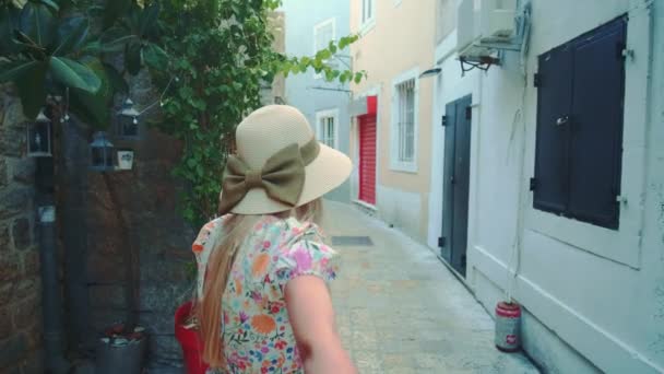 Ακολούθησέ με. Ξανθιά γυναίκα σε καπέλο με κορδέλα πλώρη οδηγεί. — Αρχείο Βίντεο