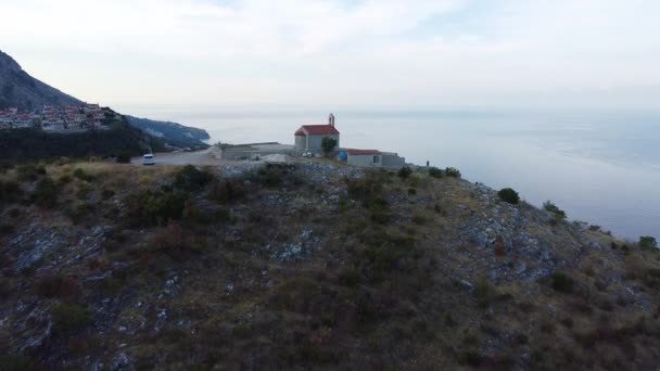Flight over small church on the top of the mountain — Vídeo de Stock