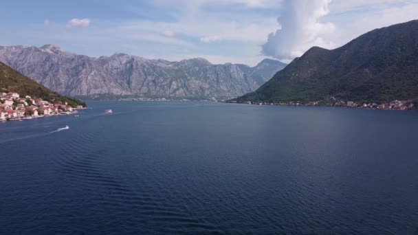 Erstaunlicher Blick auf die Bucht am Meer im Erholungsgebiet — Stockvideo