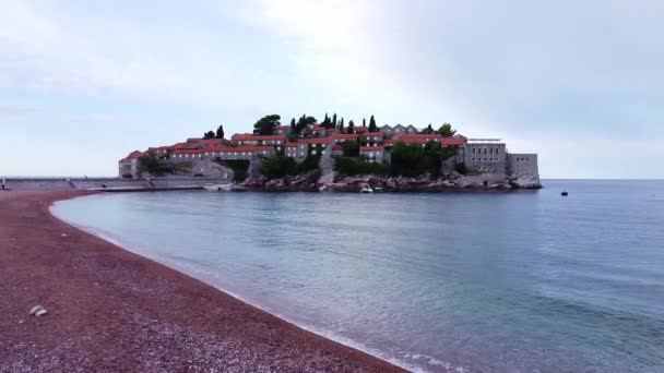 Pittoresk uitzicht op het kasteel op het eiland. Sveti Stefan in Montenegro. — Stockvideo
